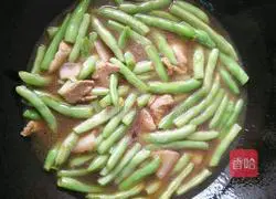 Illustration of how to make braised noodles with green beans 4