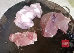 Illustration of how to make pork offal soup and rice noodles 5