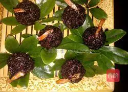 Illustration of how to make shrimp and black rice balls 12