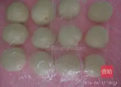 Illustration of how to make conch milk-flavored flower rolls 2