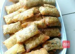 Illustration of making homemade Vietnamese style spring rolls 4