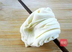 Illustration of how to make milk-flavored flower rolls 15