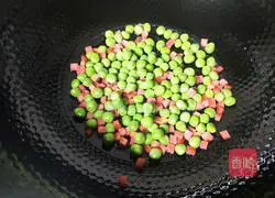 Illustration of how to make luncheon meat rice balls 4