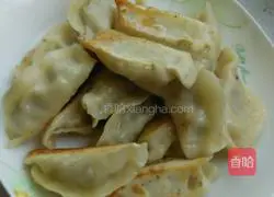 Illustration of how to make celery and meat pot stickers 26