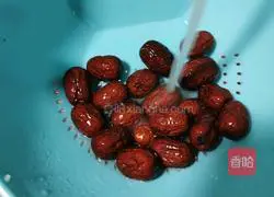 Illustration of how to make longan and red date porridge 3