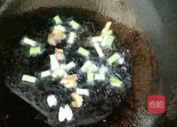 Illustration of how to make rice dumpling-flavored lentil braised noodles 6