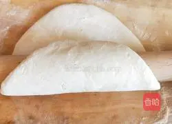 Illustration of how to make braised garlic and sprouts noodles in iron pot 9