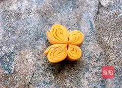 Illustration of how to make butterfly flower rolls 16