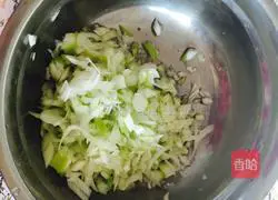 Illustration of how to make onion-flavored flower rolls 5