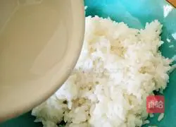 Illustration of how to make red sausage rice balls 3