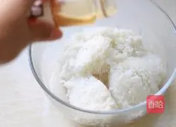 Illustration of how to make egg and salmon rice balls 7
