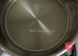 Illustration of how to make spring rolls with onion and shredded pork 14