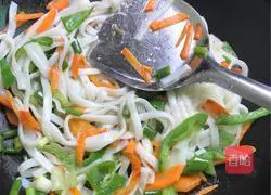 Illustration of how to make fried rice noodles with eggs 4