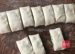 Illustration of how to make scallion flower rolls 9