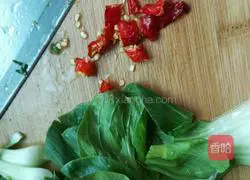 Illustration of how to make fried rice noodles with vegetables and eggs 2