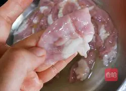 Illustration of how to make pork offal soup and rice noodles 6