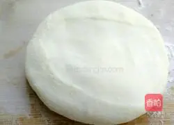 Illustration of how to make spring roll skins 8