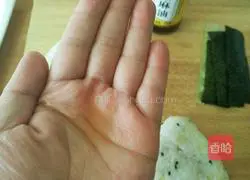 Illustration of how to make red sausage rice ball 10