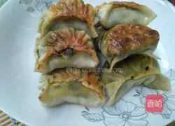Illustration of how to make pot sticker dumplings 16 