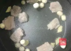 Double Illustration of how to make rice lotus seed and pork ribs porridge (baby food supplement) 6