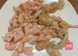 Illustration of how to make salmon and sesame rice balls 4