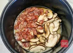 Home-style rice cooker version of Cantonese sausage rice with illustrations 2