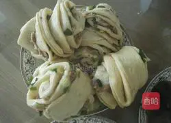 Illustration of how to make pork rolls with chives 14