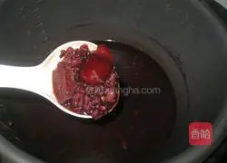 Illustration of how to make black rice, red bean and red date porridge 4
