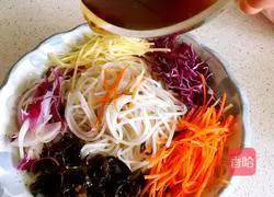 Illustration of how to make cold rice noodles 10