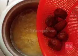 Illustration of how to make jujube and wheat porridge 8