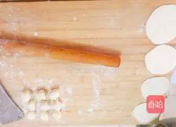 Illustration of how to make Chinese cabbage and pork pot stickers 7