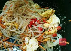 Illustration of how to make fried rice noodles with eggs 9