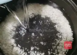 Illustration of how to make preserved egg and lean meat porridge 4