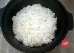 Illustration of how to make pork ribs, corn and radish claypot rice 13