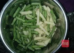 Illustration of how to make braised potato and green beans noodles 1