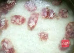 Illustration of how to make sausage baked rice 4