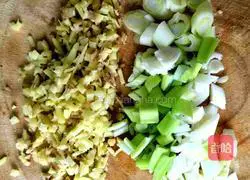 Illustration of how to make braised noodles with pork belly and beans 2