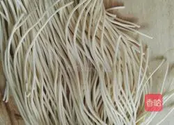 Illustration of how to make braised pork short ribs and beans with noodles 3