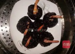 Illustration of how to make shrimp and black rice balls 11