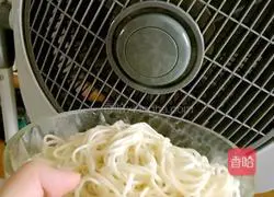 Illustration of how to make shrimp cold noodles 3