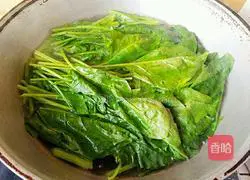 Illustration of how to make spinach and egg boxes 3