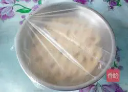 Illustration of how to make cornmeal and red date hair cake 5