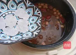 Illustration of how to make red dates, longan and eight-treasure porridge 7