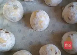 Illustration of how to make sweet potato, glutinous rice, red dates and raisin steamed buns 13