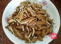 Illustration of how to make shepherd's purse spring rolls 4