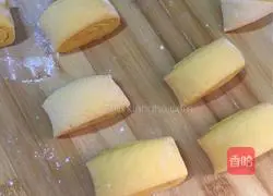 Illustration of how to make carrot and milk flower rolls 14