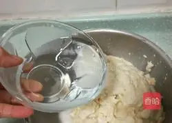 Illustration of making rice noodles with batter 4