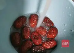 Illustration of how to make mung bean, lily and red date porridge 5