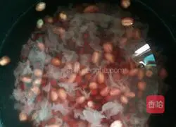 Illustration of how to make red bean, peanut and black rice porridge 3