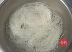 Illustration of how to make fried rice noodles with carrots 1